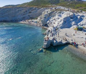 Çeşme'nin Gözbebeği Delikli Koy