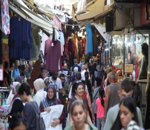 Tarihi Kemeraltı Çarşısı'nda bayram hareketliliği